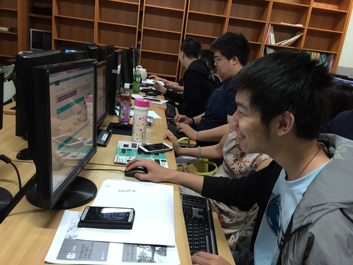 同學們學習如何利用Hour of Code數位學習平台