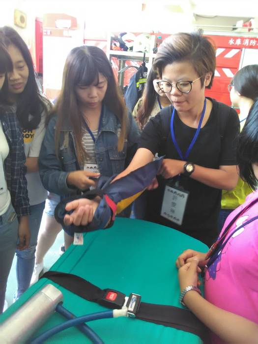 中臺科大學生操作抽吸式護木