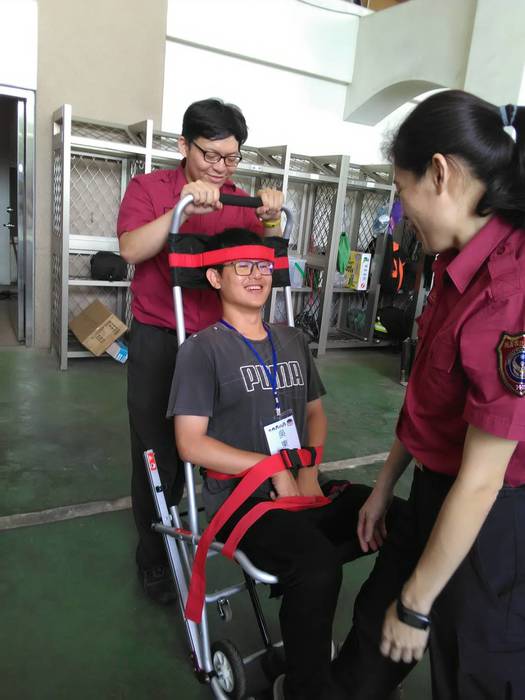 中臺科大學生體驗在擔架的感覺