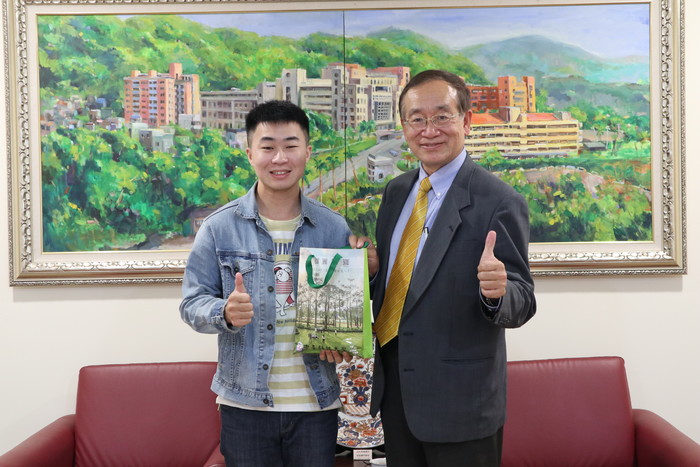 校長有約-中臺科大李隆盛校長（右）恭賀醫放系洪永穎同學國考榜首（左）