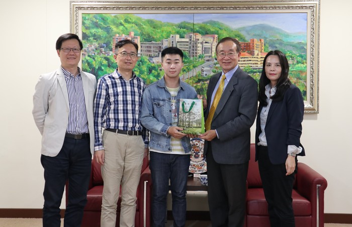 中臺科技大學李隆盛校長(右2)醫放系榜首洪永穎同學(中間) 陳佳惠導師(右1) 醫放系林政勳主任(左1)鄭凱元副校長（左2）