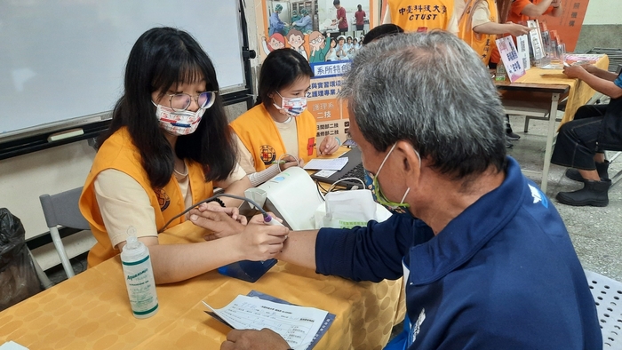 護理系同學為民眾服務骨質密度檢測