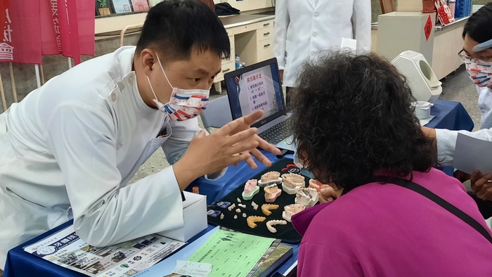 牙技系老師與民眾互動口腔保健