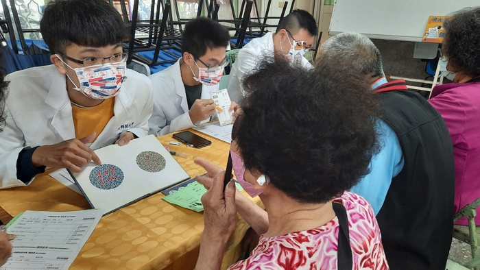 視光系同學與民眾做視覺色盲檢測