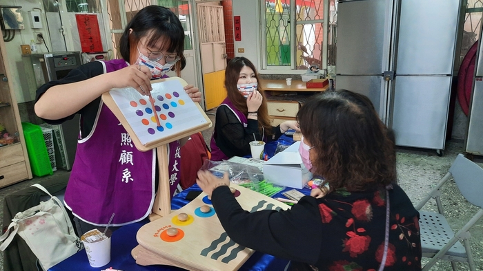 老照系同學與民眾互動手眼協調遊戲