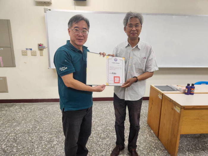 中臺科技大學主任秘書詹博州(左)致贈感謝狀予曾子雲教授(右)圖片