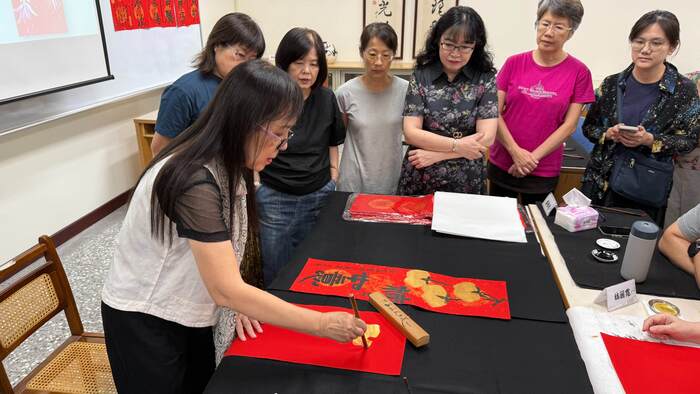 袁之靜教授示範春聯書法之水墨插畫圖片