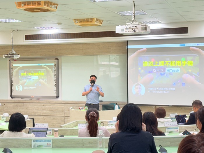 中臺科大陳韋陸圖資長以「誰說上課不能用手機」為題,現場即示範生成式AI如何與行動裝置互動圖片