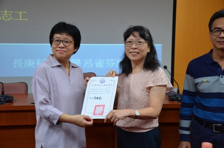 謝玲鈴學務長致贈呂雀芬老師感謝狀