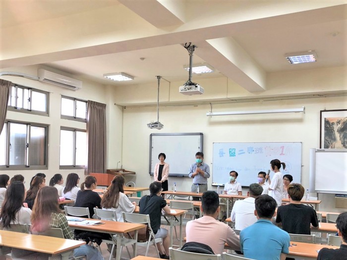 中臺科大招生處處長李國興 介紹招生及國際合作處業務內容
