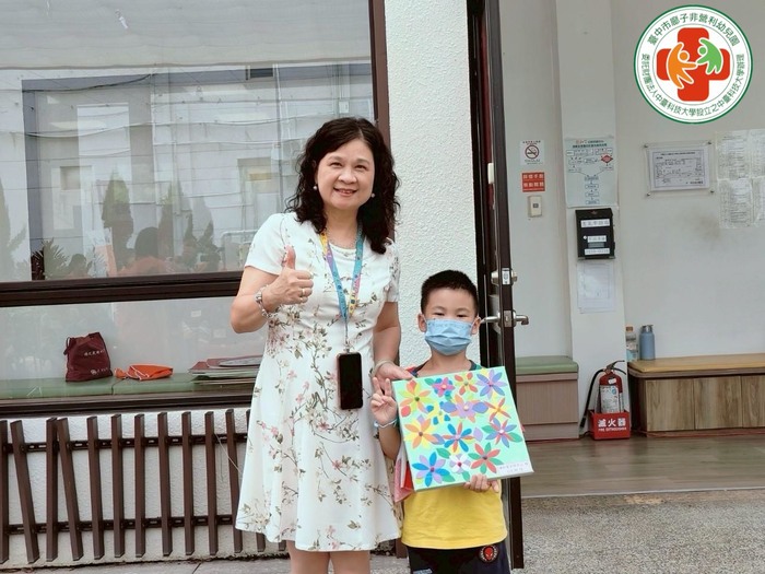 中臺科技大學陳錦杏校長親自出席致詞並與謙和賀日照中心長者、廍子非營利幼兒園小朋友同樂圖片