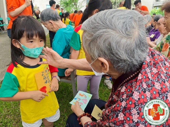 廍子非營利幼兒園小朋友為謙和賀日照中心長者送上暖心手作卡片 (1)圖片