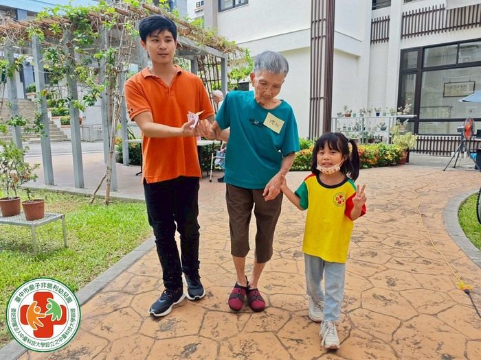 謙和賀日照中心照服員與廍子非營利幼兒園小朋友悉心攜手長者圖片