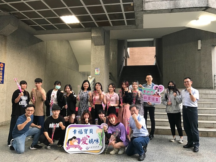 校長、主秘、教務長與老師及同學合照.jpg