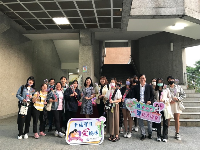 校長、學務長與同學合照