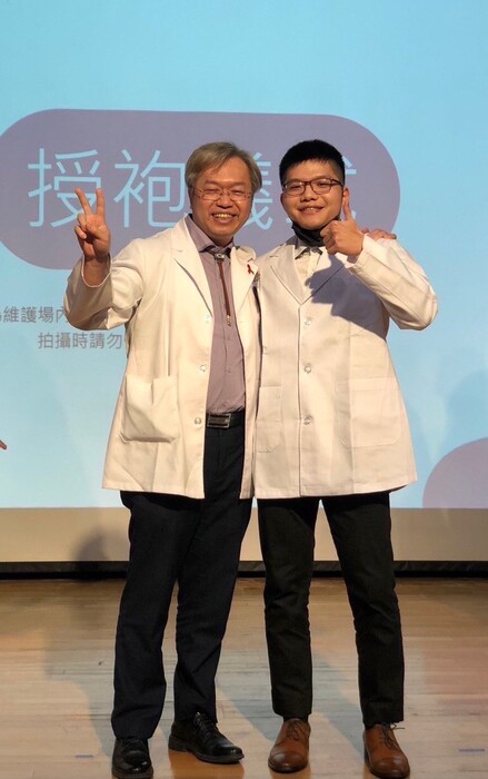 清泉醫院檢驗科許宏彰主任以系友、家長的多重身份出席典禮活動，父子同台合影