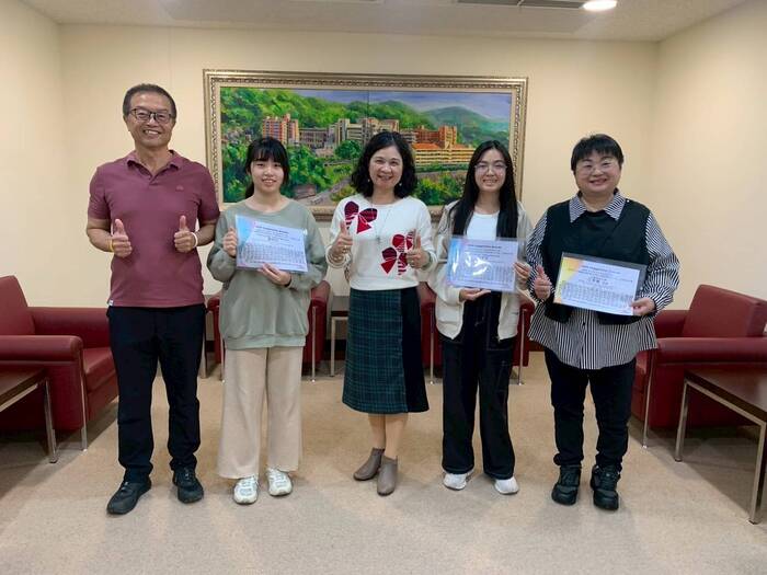 中臺科大陳錦杏校長(中)、牙技系許學全主任(左1)、江亭儀副主任(右1)與劉怡彣同學(左2)、何家綺同學(右2)合影圖片