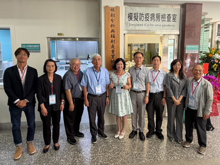 中臺科大陳錦杏校長(中)、汪幹雄董事長(左4)、學校主管與貴賓們於RARM Lab合影