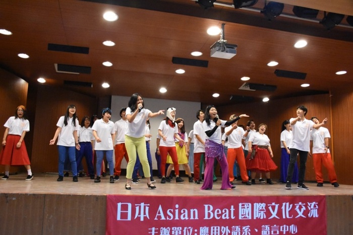 Asian Beat團體以音樂舞蹈熱烈開場