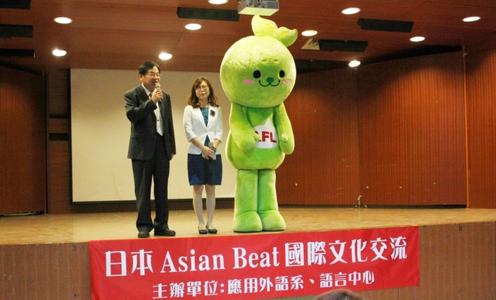 應外系主任黃怡靜（右）偕同應外系吉祥物小豆芽歡迎Sing-Out Taiwan陳建洲理事長（左）及Asian Beat 團體