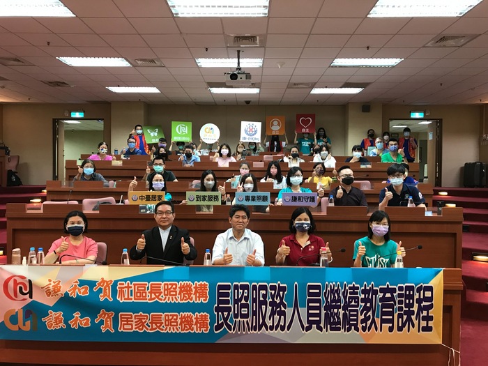 大合影。由左依序為立吉居家長照機構執行長黃淑芬、立吉科技照顧集團董事長黃財旺、優護平臺陳宏益董事長、中臺科技大學校長陳錦杏、中臺科技大學副研發長江青桂