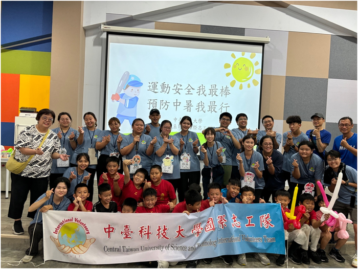 護理系印尼國際志工隊於卓蘭國小合影留念，展現活動熱情