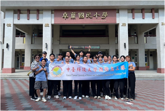護理系印尼國際志工隊於卓蘭國小合影留念