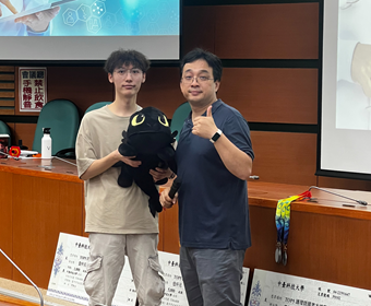 活動透過直播抽獎，護理系同學獲獎並與陳韋陸老師合影