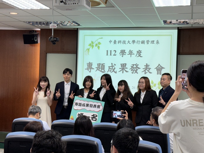 第一名「多功能手帕夾結構」組員及張馨云指導老師與評審合影