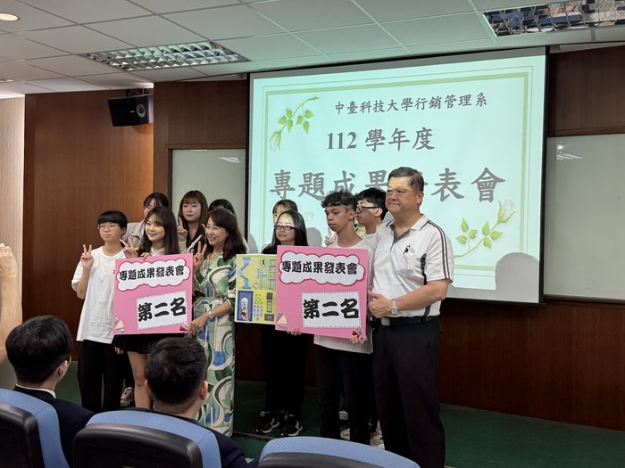 第二名「改『鞋櫃』正」、「小夏同學AI聲控全自動飲料機」組員及趙建蕾指導老師與王耀毅主任合影