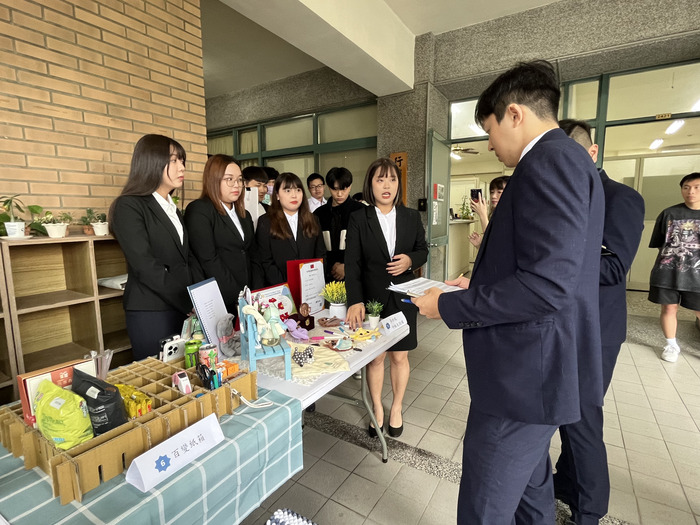 作品展攤與評審解說情形