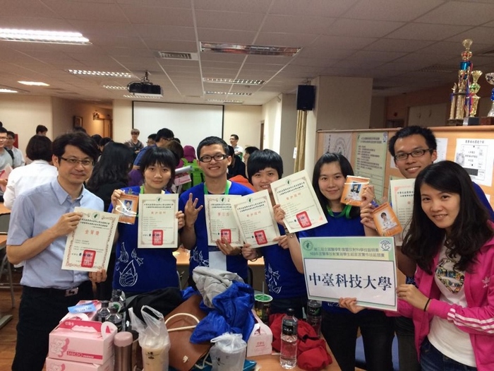 本校醫放系張振榮主任與選手合影