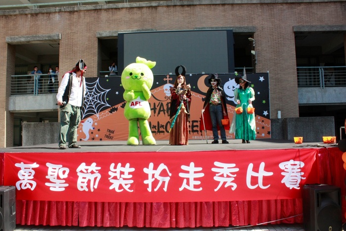 語言中心黃怡靜主任致詞勉勵，為活動揭開序幕