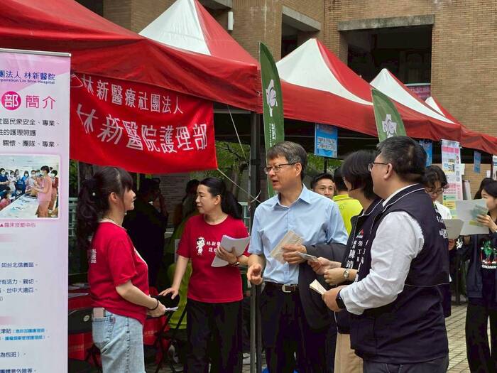 中臺科大廖朝財研發長協同臺中市就業服務處陳靖玟處長、卓佳興站長拜訪參展單位圖片