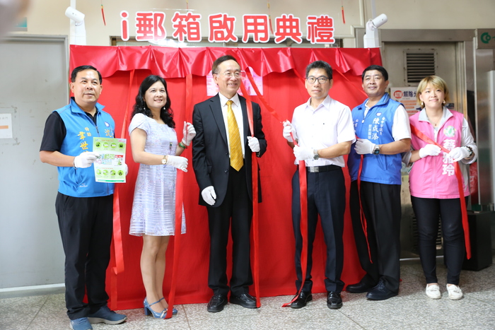 李隆盛校長（左三）、陳錦杏副校長（左二）、台中郵局蔡文慶局長及與會貴賓參加中臺科大i郵箱揭幕典禮