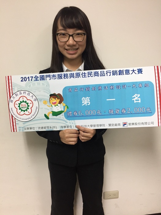 獲獎師生與獎金支票合影
