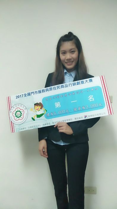 獲獎師生與獎金支票合影