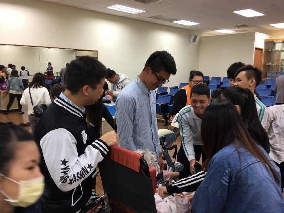 青年高中學生對於體能運動休閒室免費提供訓練均感到嚮往不已