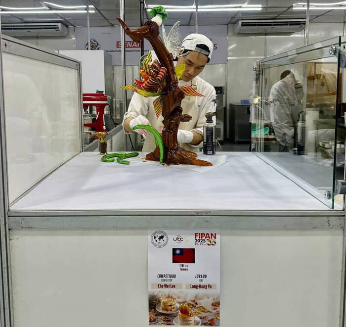 中臺科大李哲瑋在2025年UIBC世界盃青年烘焙大賽中用心製作神木仙境甜點工藝圖片