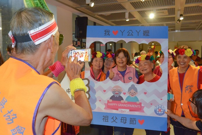 中臺科大闖關活動 – 我愛阿公阿媽打卡拍照