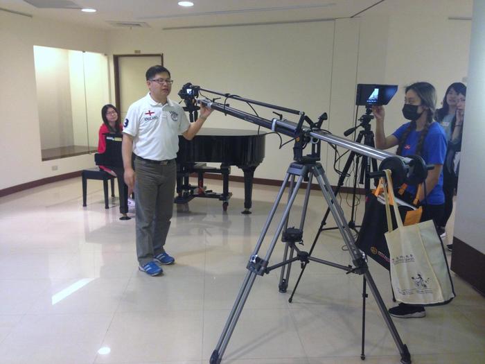 藝文中心詹清全主任教導學生如何操作攝影設備
