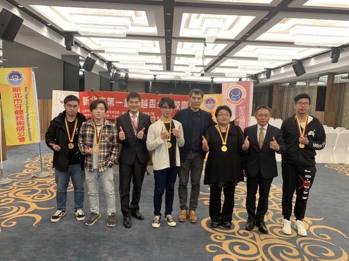 江亭儀老師帶領-李長欣、鍾政育、施皓瀚、蔡昆霖等同學們與新北市第一屆卓越盃之主辦單位的理事長們合影留念。(由左而右-參賽同學名字排序)圖片