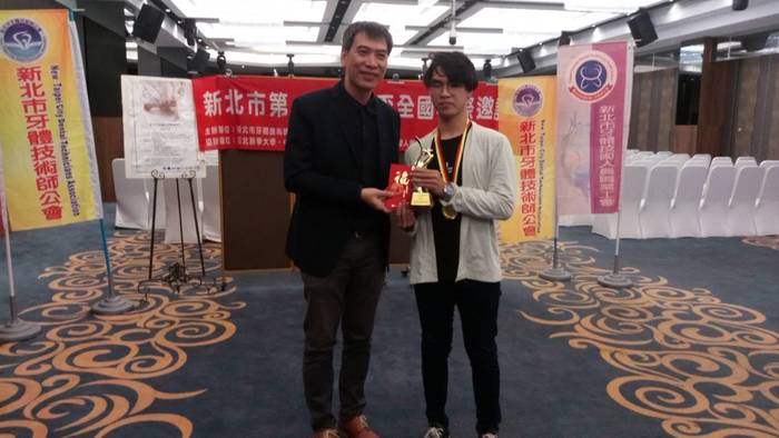 牙四甲-施皓瀚同學榮獲新北市卓越盃全國校際邀請賽-陶瓷燒付比賽-第二名。圖片