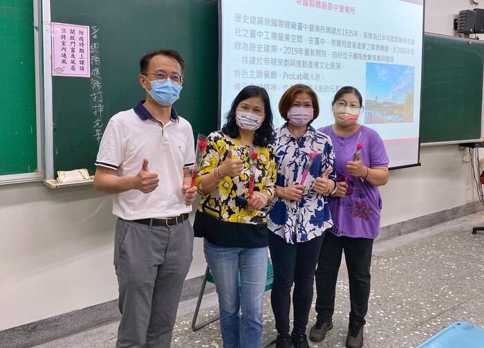 (左1)副校長鄭凱元(左2)校長陳錦杏