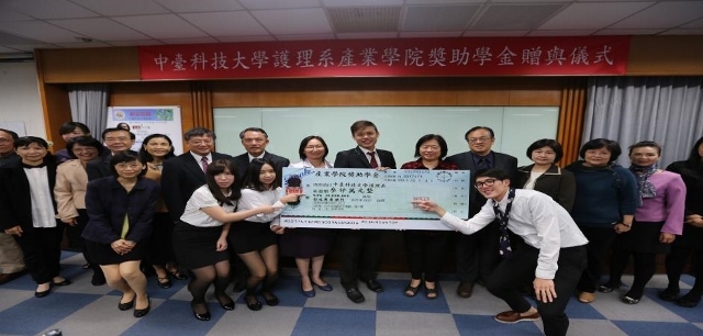 產學合作醫院主管、中臺科大及產學合作班同學贈與儀式合影
