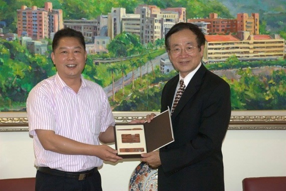 兩校互贈禮表示友好