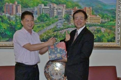 兩校互贈禮表示友好