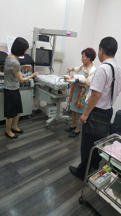 護理系江主任仔細介紹各項新穎設施