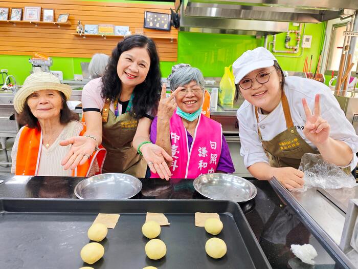 中臺科大陳錦杏校長與食品科技系師生帶領長輩DIY手工烘焙節慶糕點，長輩動手做、學生做中學