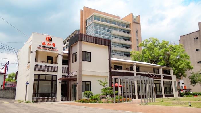 謙和賀日照中心由校內舊有空間活化改建，附設逾200坪戶外景觀庭園，打造校園裡的綠色療癒場域